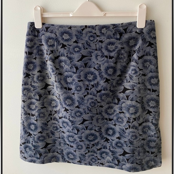 Ann Taylor Velvet Stretch Fabric Skirt - Grey Blue Floral - Size 10 - Picture 4 of 7